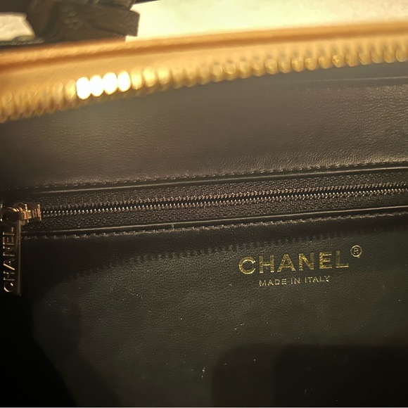 CHANEL Large Filigree Tan and Black Quilted Caviar Women's Bag - Picture 10 of 11